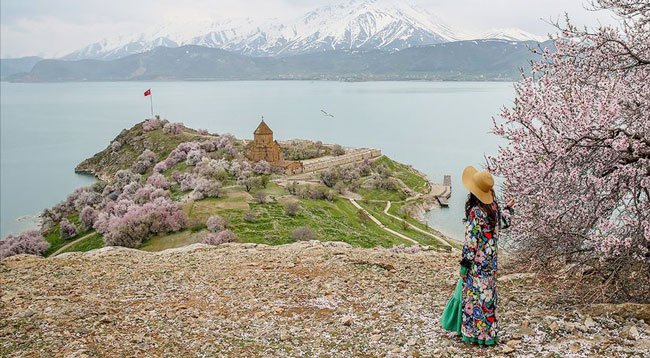 Akdamar Adası'ndaki Bahar Güzelliği Ziyaretçisiz Kaldı