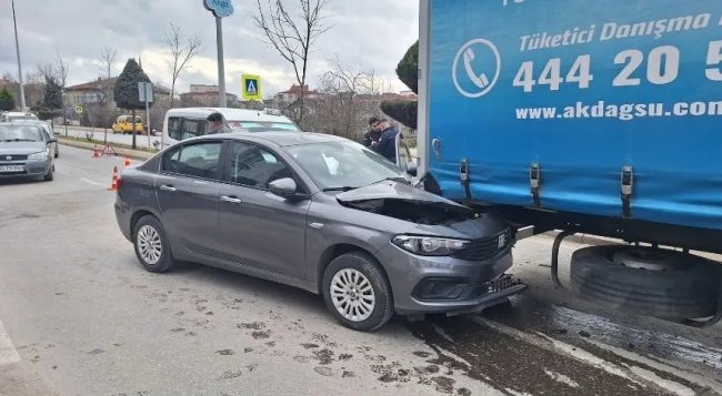 Samsun'da tıra arkadan çarpan otomobilin sürücüsü yaralandı